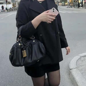 Marc Jacobs väska  - Säljer denna svarta suuuper fina väska ifrån Marc Jacobs. Skriv om ni är intresserade 💗