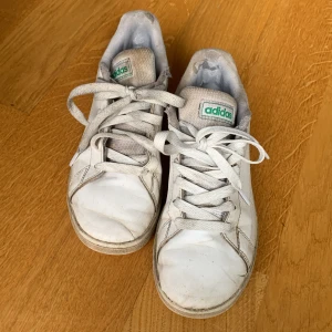 Sneakers  - Ett par adidas skor som är ganska slitna men funkar helt perfekt!