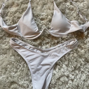 Vit bikini 👙  - Säljer denna vita bikinin då den aldrig används 👙 Underdelen har jag aldrig använd då den inte passade! 