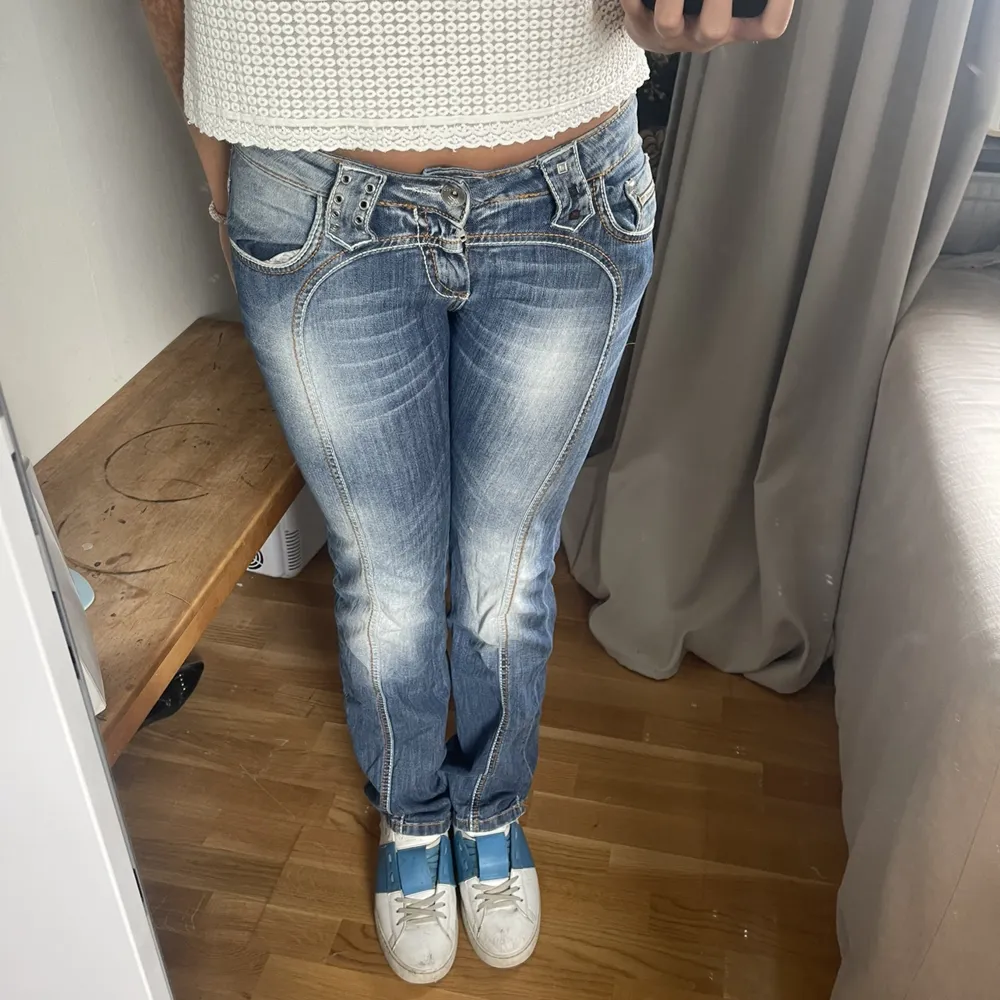 Säljer nu mina as coola lågmidjade jeans med as snygga detaljer💕Dom är som nya och allt är i bra skick. Skriv för mer bilder och diskutera pris . Jeans & Byxor.