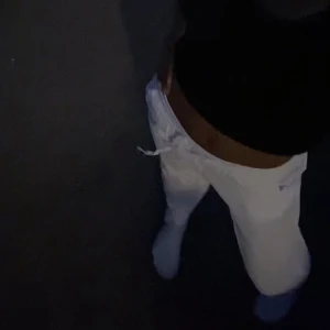 Vita linne byxor - Säljer mina Gina Young linnebyxor som är köpta i somras i strl 146/152 men är långa och passar mig som är 168, skulle kalla de för strl S ist, sköna och inte tighta eller små 🤍De är midwaist & nästan aldrig använda! köpta för 249kr, säljer för 100kr! 