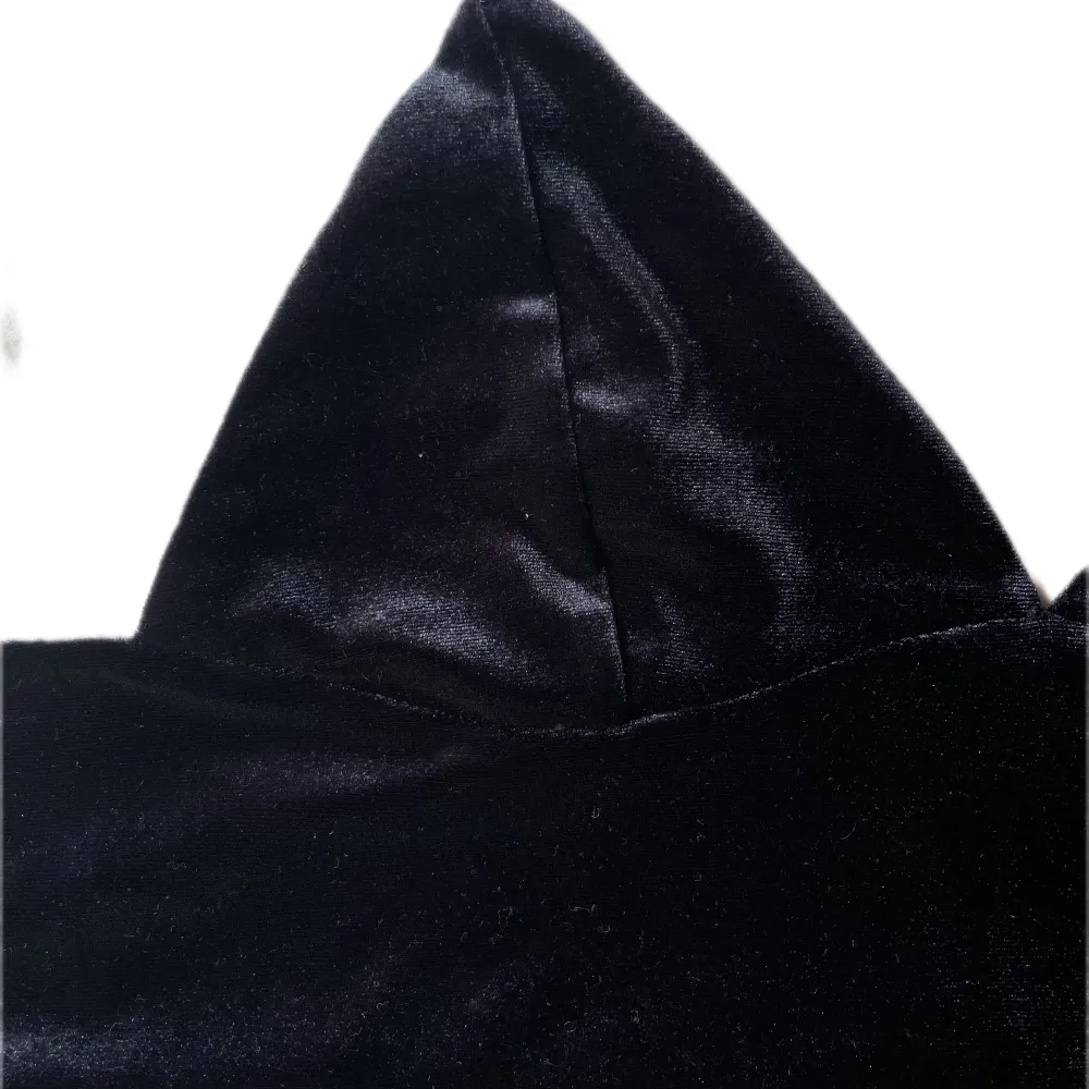 Kort svart linne med ”fluffigt” material och guldig dragkedja från märket Ivyrevel💟. Toppar.