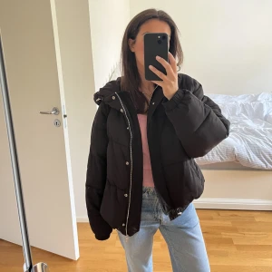 Svart vinterjacka  - Säljer min fina vinterjacka som är varm och perfekt för en kall vinter!! 200 kr + frakt 