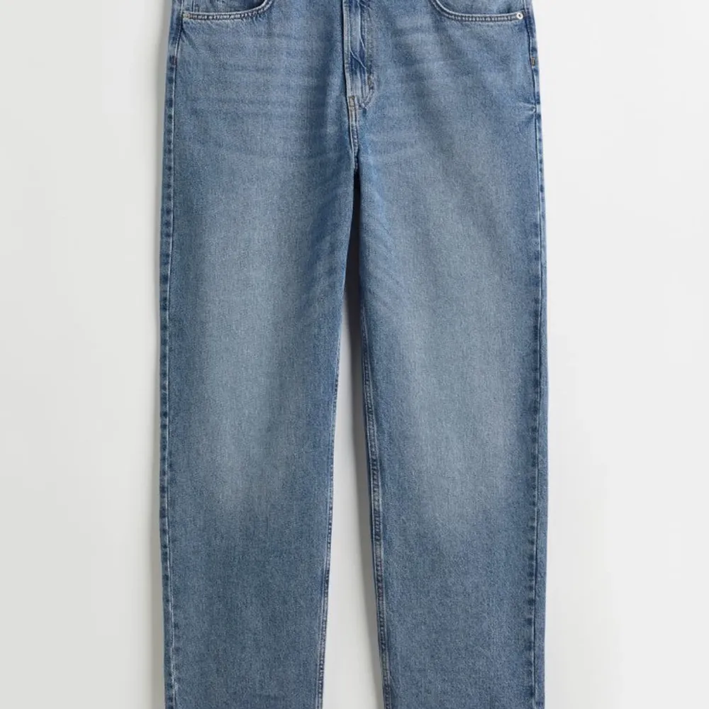 ÖVER mjuka Loose Jeans!! Dem är jätte sköna och knappt använda och ger dig den PERFEKTA loose fit😍 Dessa är ganska långa och perfekta för er som är 170/80 långa🙈 . Jeans & Byxor.