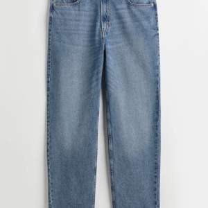 ÖVER mjuka Loose Jeans!! Dem är jätte sköna och knappt använda och ger dig den PERFEKTA loose fit😍 Dessa är ganska långa och perfekta för er som är 170/80 långa🙈 