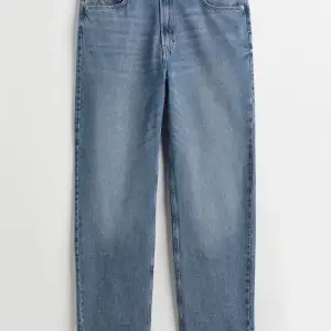ÖVER mjuka Loose Jeans!! Dem är jätte sköna och knappt använda och ger dig den PERFEKTA loose fit😍 Dessa är ganska långa och perfekta för er som är 170/80 långa🙈 