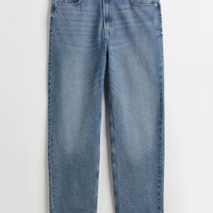 Loose jeans - ÖVER mjuka Loose Jeans!! Dem är jätte sköna och knappt använda och ger dig den PERFEKTA loose fit😍 Dessa är ganska långa och perfekta för er som är 170/80 långa🙈 