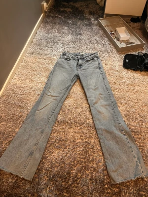 Jeans - Dessa jeans är från Gina o är ganska nya men när ja beställde dom så var de för korta för mig och han inte lämna tillbaka så säljer dom. Dom ser ganska korta på bilden men om ni är kortare än mig kommer de va as fint. Köpte dom för 500 på Gina tricot