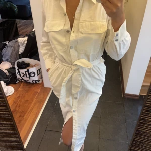 Långklänning - Långklänning i jeans material från zara