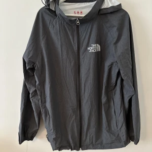 The North Face regnjacka med huva - Bra skick. Storlek XXL enl. jackans etikett men skulle beskriva det som en M (herr). Passar nog bra om man är 170-180cm