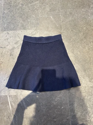 Stickad kjol zara 💙 - Världens sötaste stickade kjol. Denna säljs inte längre i butik. Skick 7/10, därav priset! Klicka på köp nu så är den din. Försten till kvarn på allt ❤️