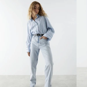 Slit jeans ljusblåa  - Ett par fina ljusa jeans, med en högre midja. 