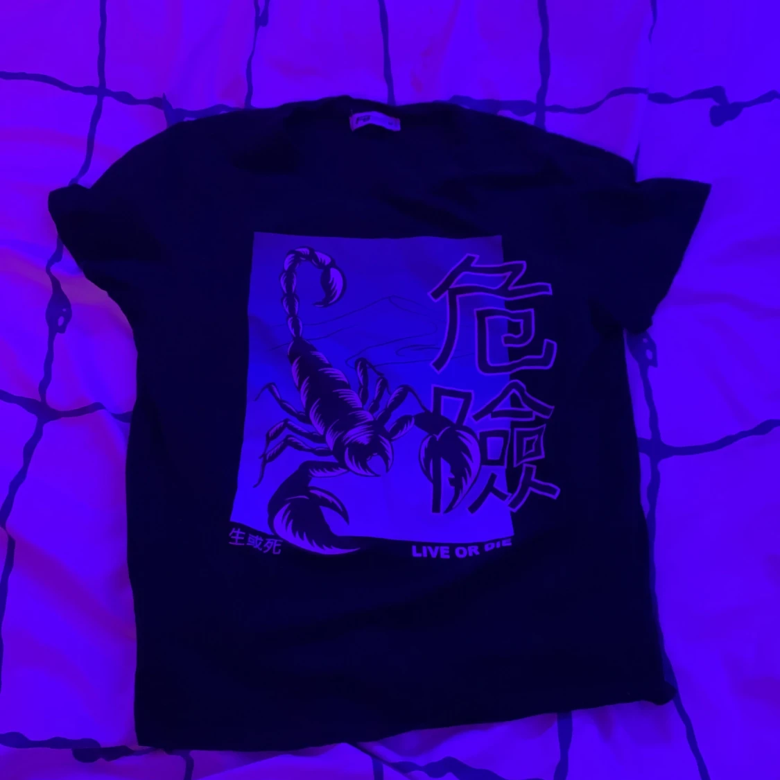 Nån svart tröja med nån kräfta eller nåt 