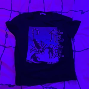 Nån svart tröja med nån kräfta eller nåt  - Från new yorker inte använd jätte många gånger 