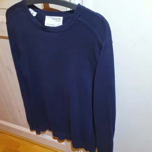 Mörkblå tröja  - Säljer denna snygga selected Homme tröjan, skicket är som ny och de e bara att höra av sig för mer info eller bilder