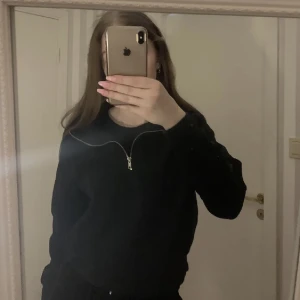 Svart tjocktröja  - Svart zip up tröja från lager157, använd ca 1 gång, nypris 150kr