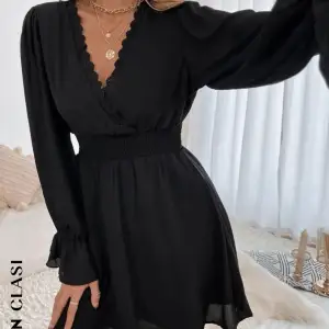 Helt oanvänd svart elegant klänning som är väldigt snygg på och som passar att klä upp och ner till vardagen i storlek S 