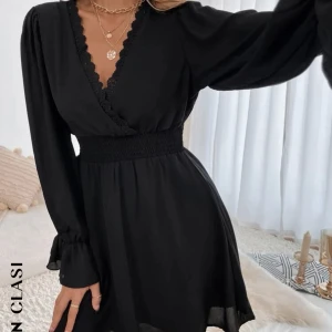 Svart slät och elegant klänning  - Helt oanvänd svart elegant klänning som är väldigt snygg på och som passar att klä upp och ner till vardagen i storlek S 