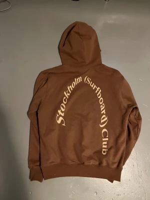 Stockholm surfboardclub hoodie - Storlek small. Använd 1-3 gånger, helt i nyskick. Otrolig kvalitet - tjock och tung hoodie.
