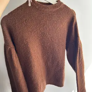 Jättefin brun/koppar färgad stickad tröja från NA-KD❣️inte alls mycket använd men helt perfekt nu till hösten🤎köparen står för frakt