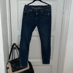 Denim Rebel jeans  - Nästan helt nya, använd någon gång endast. Mörk blå, från Demin  Rebel 