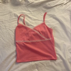 Rosa spetslinne❣️ - Ett jötte fint rosa linne med vita spets detaljer, storlek s, beställt ifrån shein!  