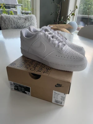 Nike skor  - Vita Nike skor i storlek 39 helt oanvända. Säljer dem för jag köpte fel sko i fel storlek 