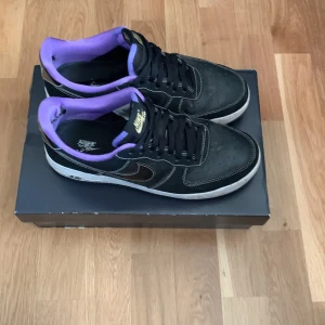 Nike air force Low  - Säljer mina Nike air force pga har blivit för små, finns några skador på undersidan och inuti vid hälen, skick 6/10, finns box och pris kan diskuteras vid snabb affär, nypris 1500 kr