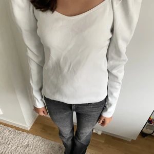 Tröja  - En fin tröja med puffar på armarna. Köparen står för frakt. 