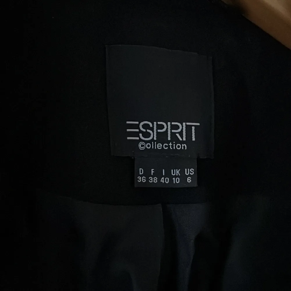 En svart kavaj från Esprit i stl 36. Kostymer.