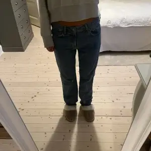 Straight jeans med låg midja.