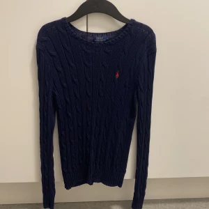 Ralph Lauren  - Ralph Lauren Tröja i storlek S. Använd i helt nytt skick.  Säljer den för den kommer inte till användning