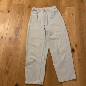 Ljusa jeans  - Ett par ljusa jeans 