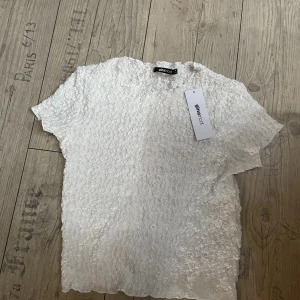Vit topp  - Säljer min nya vita topp från Gina, prislapp kvar. 249kr ny, mitt pris 100kr💞
