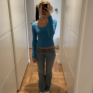 Långärmad tröja - Blå, ribbad långärmad tröja. Har inga fläckar eller revor. Jag är 166 cm och brukar ha Xs-S/strl 34 och denna tröja sitter perfekt, men passar nog även dem med lite större eller mindre storlek. Kan mötas upp❤️