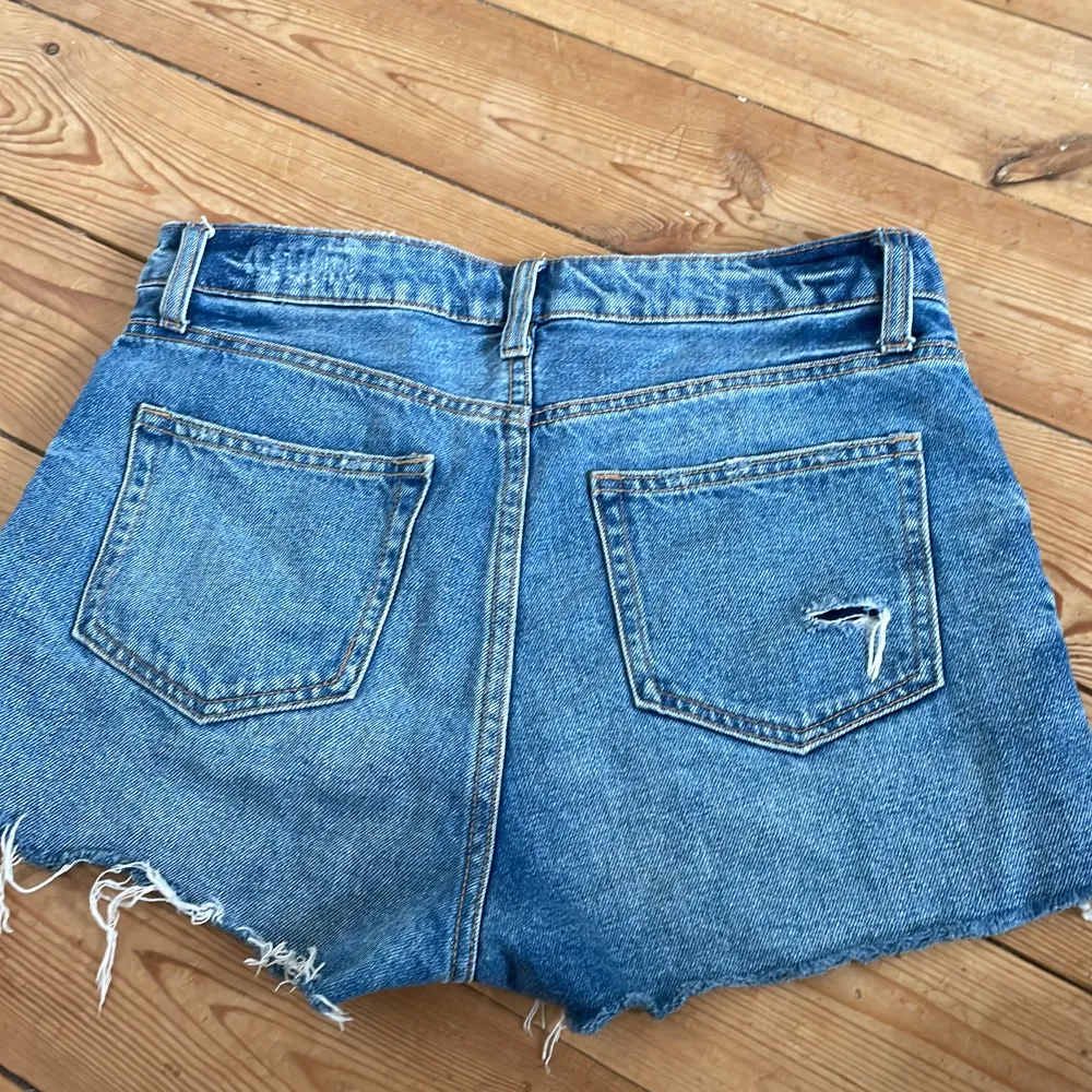 Blå jeansshorts från hm, jätte fina men för små för mig! Skriv för fler bilder💞. Shorts.