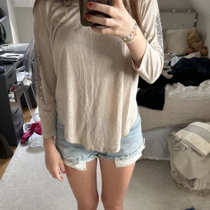Såå cool tröja - Så fin tröja i beige färg med glitter- vingar på båda ärmarna! Så häeligt material och fin färg💕😊