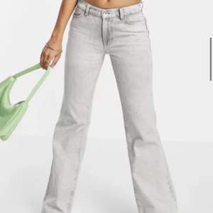 Lågmidjade gråa jeans från asos, storlek 32/32 jättefint skick säljer för 250🫶😊😍