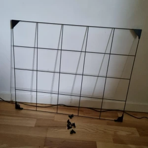 Anslagstavla  - En svart anslagstavla från Ikea. Metall, aldrig använd. Ingår 5 klips. 