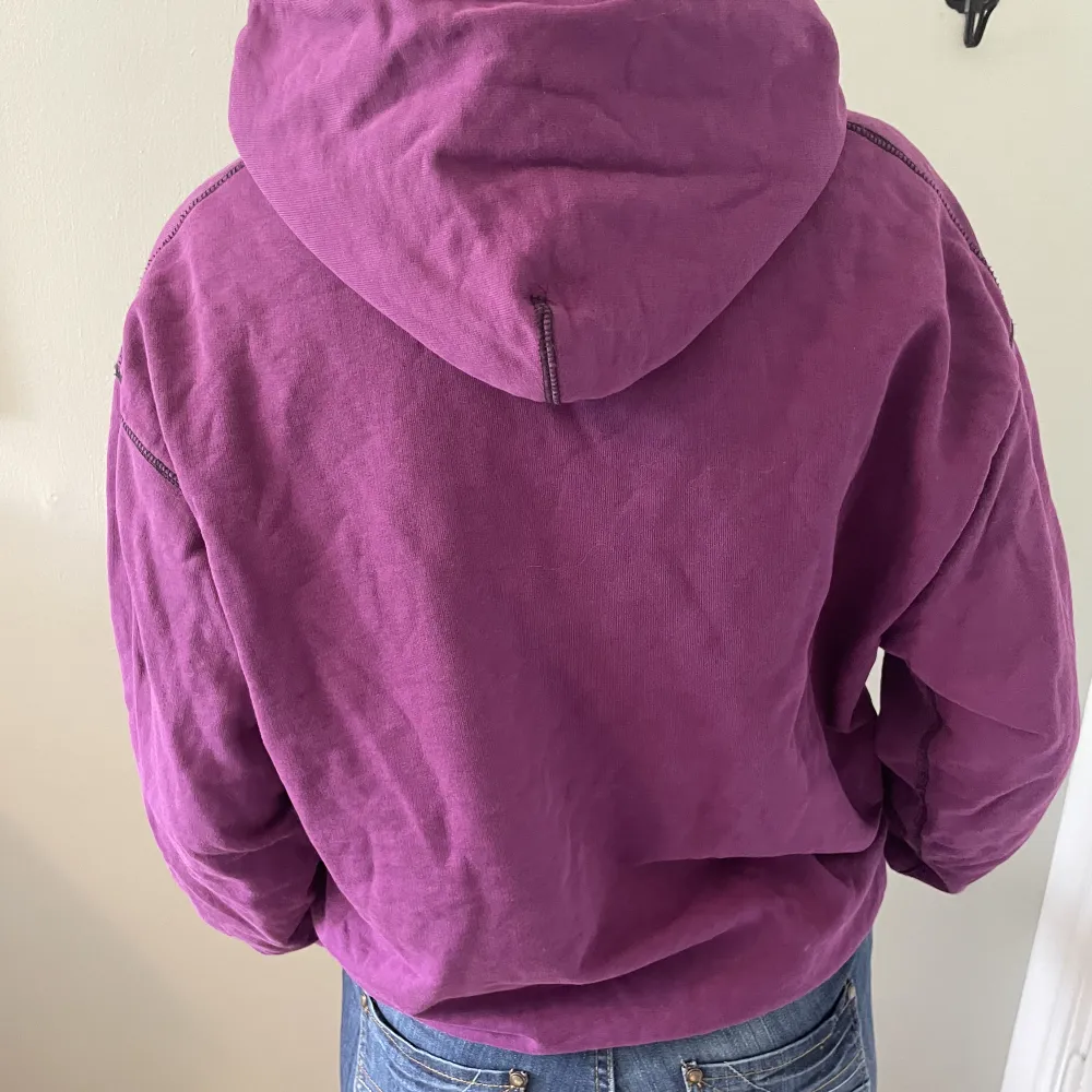 STWD lila hoodie från pull&bear. Använd fåtal gånger och i gott skick⭐️. Hoodies.