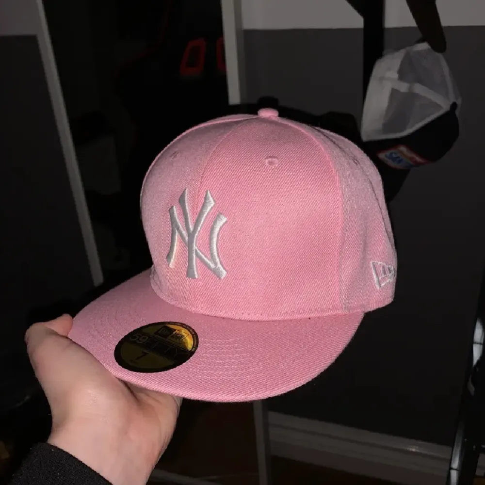 Helt ny new era keps (skick 9-10) fräsch och snygg rosa färg och svår att få tag på. Säljer för att den är köpt i fel storlek . Övrigt.