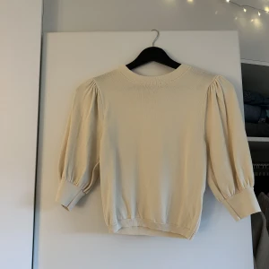 Ginatricot topp - Beige söt topp ifrån Gina!