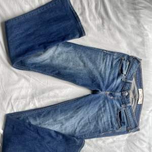 Säljer mina fina blå lågmidjade jeans från Hollister då dom inte kommer till användning längre, jeansen är i fint skick💕 köp direkt för 350+frakt 👌🏻