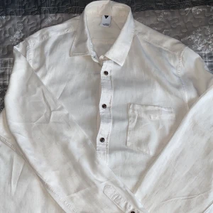 Ljusbeige linne och bommuls skjorta - Denna skjortan är i bra skick och är från märket visual clothing projekt storleken är L men sitter mer som en m och säljer den pga att den inte används.