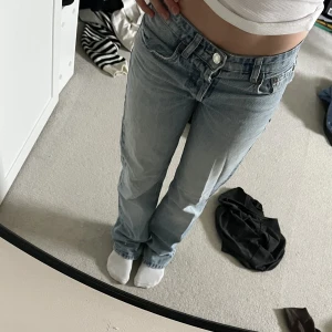 Lågmidjade straight jeans från zara 😙 - Säljer dessa lågmidjade zara jeans i en ass snygg blå tvätt!🫶🏻som ej finns att köpa längre🤭