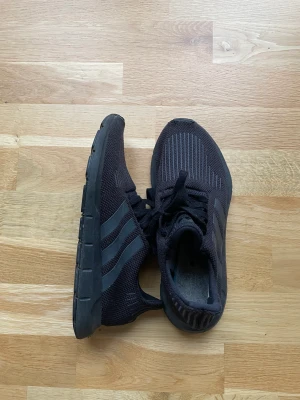 Adidasskor - Löparsko/sneaker från adidas. Ett litet hål på höger sko som visas på bild 3, annars bra skick. Storlek 41 1/3. Köparen står för frakt🤝
