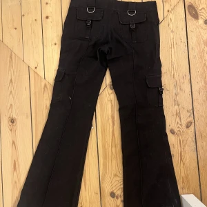 Svarta cargobyxor  - Svarta cargobyxor. Jag är 165 och de passar bra i längden. Dock försmå för mig därav inga bilder på. Står att det är storlek S men skulle säga XS.