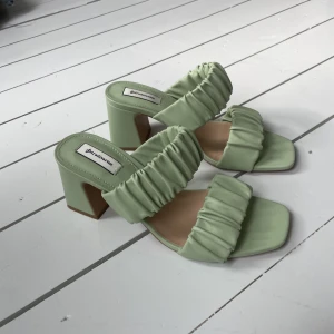 Klackar  - Gröna klackar från stradivarius, aldrig använda 