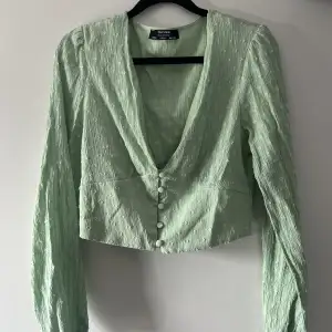 En superfin ljusgrön blus/topp ifrån bershka storlek L, dock är den för liten för mig och jag skulle säga att den passar mer S/M. Säljs för att den aldrig använts pga storleken. Går att klä upp och klä ner!💚
