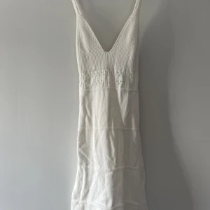 Kläddump - Alltså två plagg! En (strand)klänning från HM och en topp ifrån Makedonien i storlek M. Säljs för att de inte kommit till användning. Båda plaggen för ett pris🤍